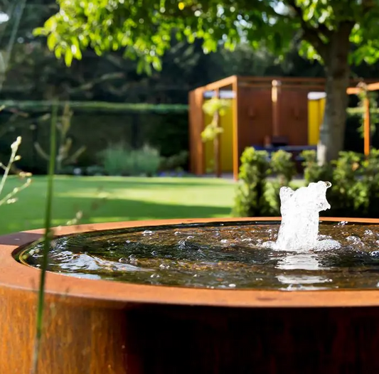 Ruheoasen mit Wasser: Wie Wasserbecken und Springbrunnen aus Cortenstahl Ihren Garten veredeln