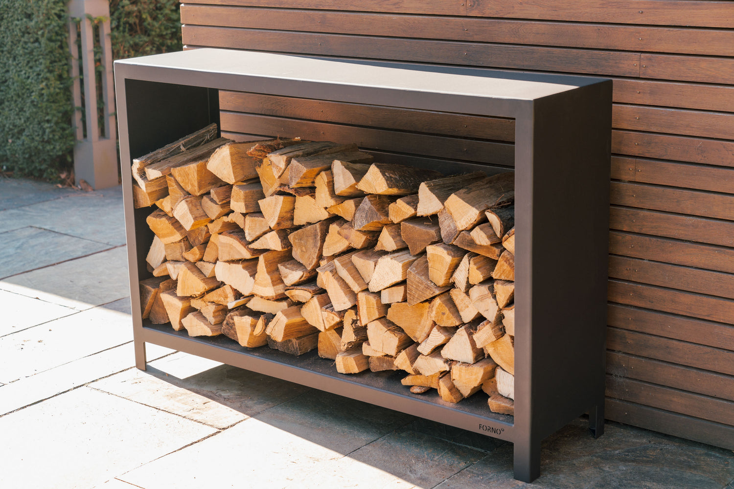 Holzlager aus beschichtetem Stahl – modernes Design trifft auf Funktionalität