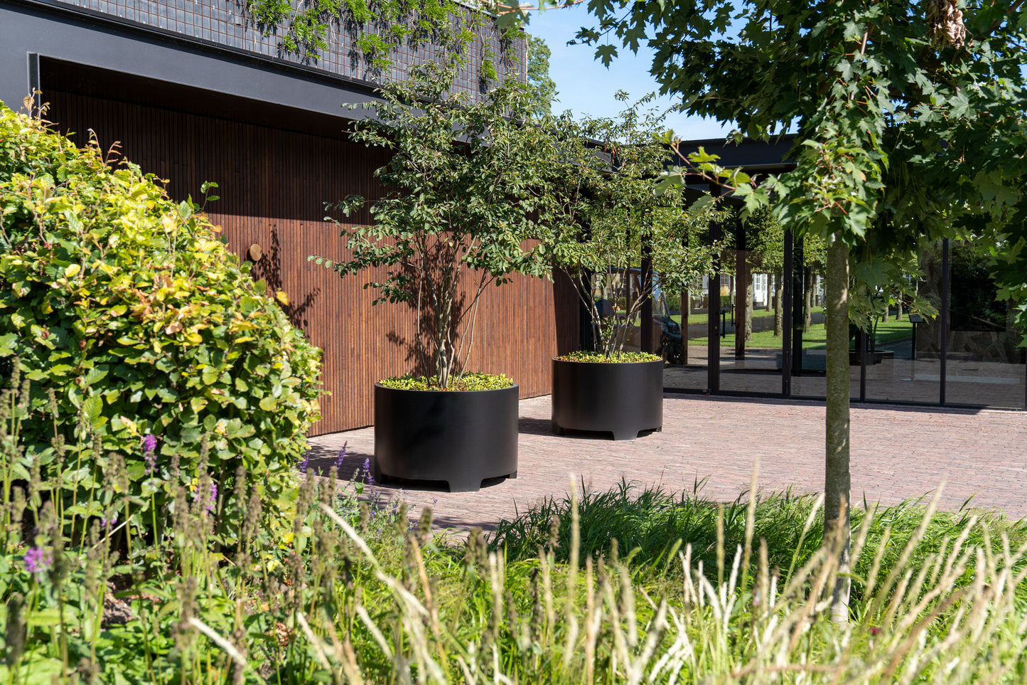 Jardinière CIRCUM, avec pieds en aluminium