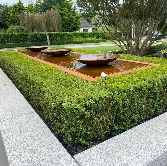 Table à eau avec bol en Corten